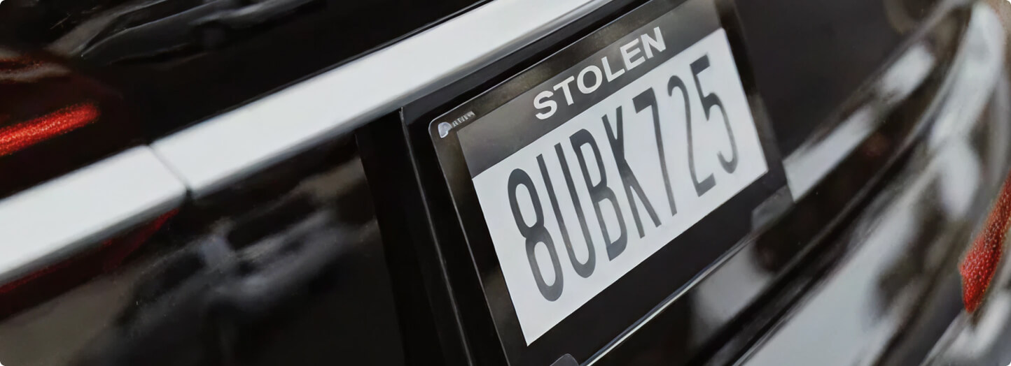 RPlate displaying a stolen plate alert on a vehicle